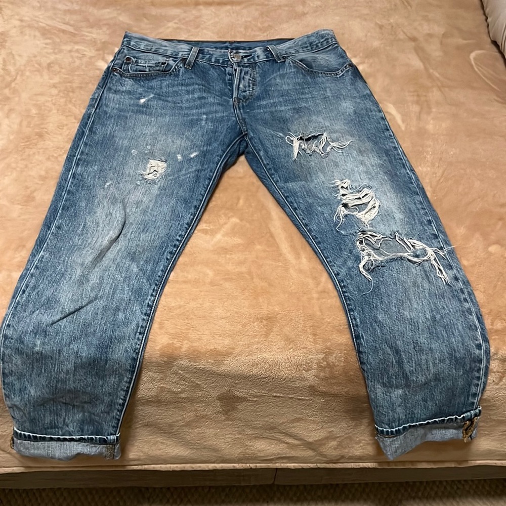 Cropped distressed Levi Jeans